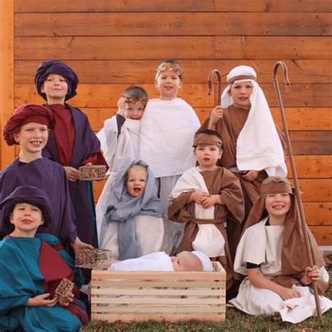 DIY: Easy, No Sew Nativity Costumes from Sheets