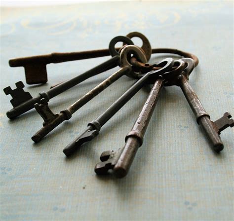 Dabbling In The Dew: Antique Skeleton Keys and Other Key Findings