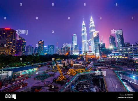 Night View of the Petronas Twin Towers KLCC Stock Photo - Alamy