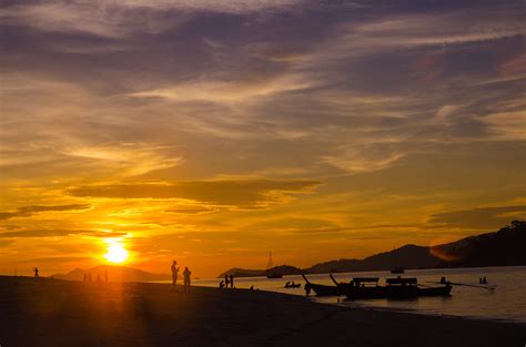 Sunrise Beach, Koh Lipe, Thailand | Sunset "Magic hour" time… | Flickr