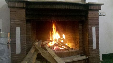 File:Handed fireplace.jpg - Wikimedia Commons