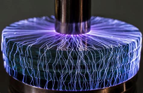 Long exposure of plasma arcing from a small Tesla coil : pics