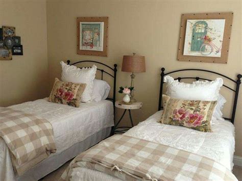 Pin by MÂª Carmen on Bedrooms | Twin beds guest room, Guest room with twin beds, Twin bedroom ...