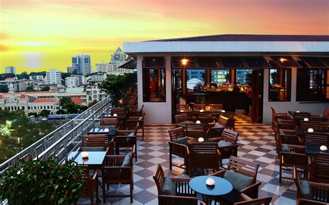 Saigon Saigon Bar - rooftop bar at the Caravelle Saigon hotel - Asia Bars & Restaurants