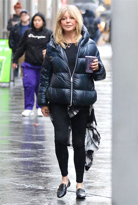 Goldie Hawn, 77, Glows On Makeup Free Walk Around NYC: Photo – Hollywood Life