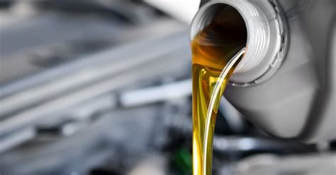 Synthetic Motor Oil vs Traditional - Which is Right for Your Vehicle?