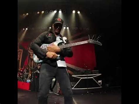 Tom Morello Bulls On Parade guitar solo - YouTube