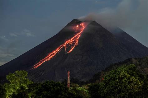 Indonesische vulkaan Merapi spuwt lava - Het Nieuwsblad