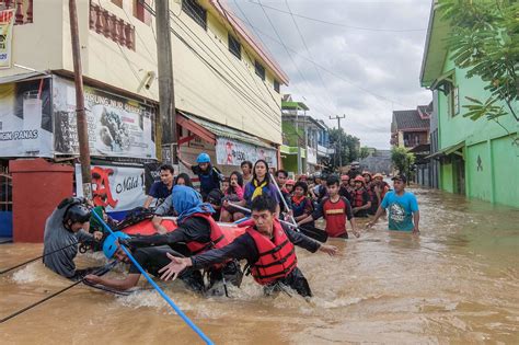 Death Toll From Indonesia Floods and Landslides Climbs to 68 - The New ...