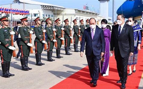 President Nguyen Xuan Phuc arrives in Vientiane