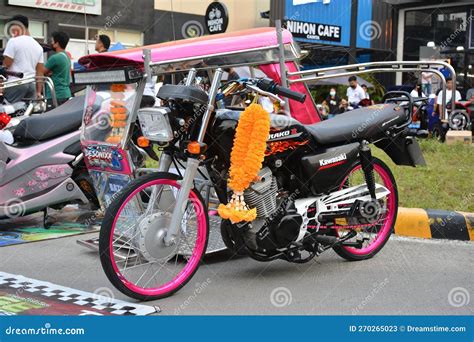 Motocicleta Kawasaki Barako En Paseos Salvajes En Filipinas Cainta ...