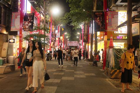 Night fell at the Ximending Night Market - BRYOLOGUE