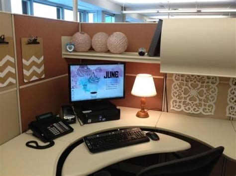 DIY Cubicle Decor Ideas For Better Working Space 25 | Cubicle decor office, Work cubicle decor ...