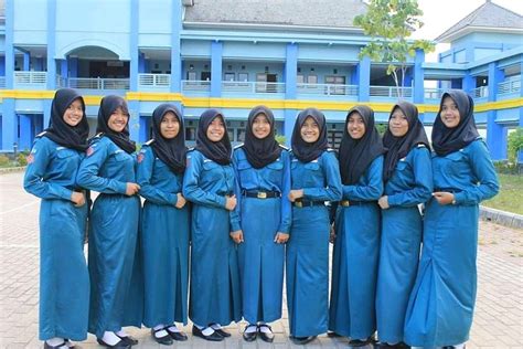 Pin by sizu misa on ladies school hijabers | Gaya hijab, Pemotretan, Gaya