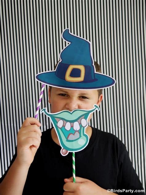 DIY Halloween Party Photo Booth with Free Printables | Halloween party ...