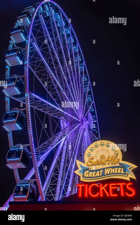 Seattle Great Wheel by night, Seattle, Washington, USA Stock Photo - Alamy