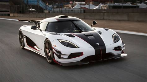 Koenigsegg One:1 top speed video is 240-mph insanity | Koenigsegg, Sports car, Sports cars