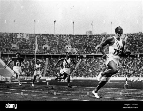 Jesse Owens running at the 1936 Olympics in Berlin Stock Photo - Alamy