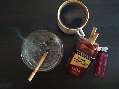 DJARUM COKLAT EXTRA | Kopi hangat pagi hari dan sebatang Dja… | Flickr