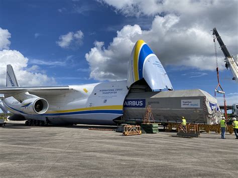 ¡Increíble! Antonov AN-124 transporta el satélite más grande en su historia