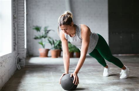 Medicine Ball Exercises for Beginners To Fire Up Your Core - Fyne Fettle