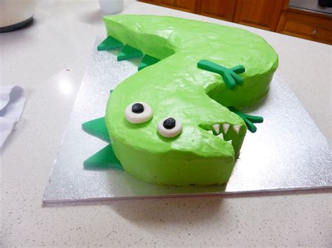 Peppa pig George's dinosaur cake. Perfect for boys or girls party. | Party cakes, Dinosaur cake ...