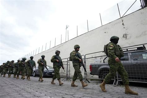 A notorious Ecuadorian gang leader vanishes from prison and authorities ...