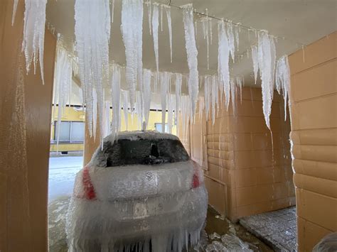 【画像】水道管破裂で駐車場が凍った結果・・・: V速ニュップ