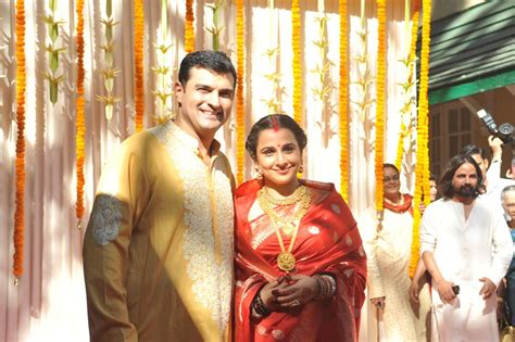 Vidya Balan posing with husband Siddharth Roy Kapur at their wedding ...