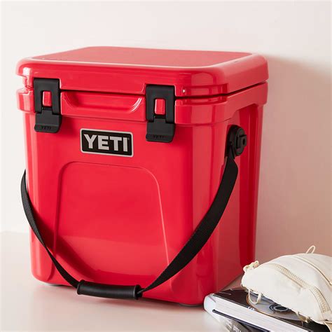 YETI Roadie 24 Cooler With Soft Strap Bimini Pink | END. (NL)