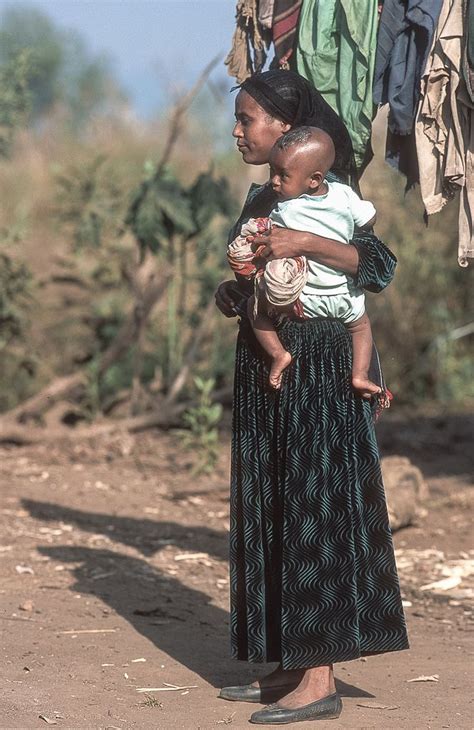 https://flic.kr/p/e3ABc | Ethiopia : Mother with baby | Along the road between Nekemte and ...