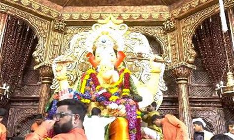 Ganesh Chaturthi: Devotees offer prayers at Lalbaugcha Raja in Mumbai ...