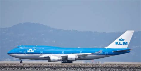 Boeing 747 seen making the lowest landing in bizarre footage