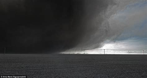 Iceland volcano ash cloud images capture eruption that brought Europe to standstill | Daily Mail ...