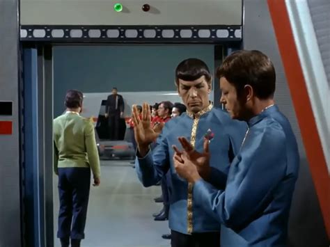 UK Government Scientist Suggests Vulcan Salute As Replacement For Shaking Hands – TrekMovie.com