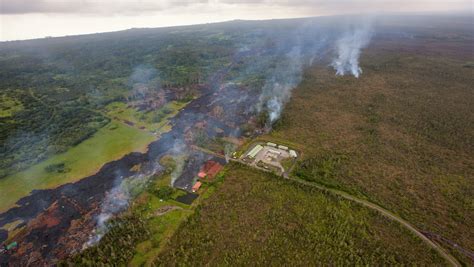 Hawaii lava flow nears homes