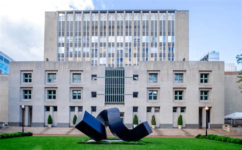 Columbia Business School Notable Alumni | 14 Famous MBAs