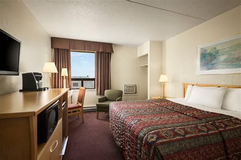 Travelodge by Wyndham Edmonton West | Edmonton, AB Hotels