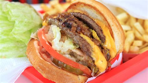 What It Was Really Like To Eat At The First In-N-Out Burger