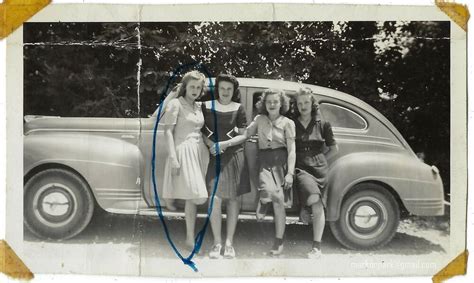 4 pretty girls lean against a car. 1940s photo original vintage snapshot | Old classic cars ...