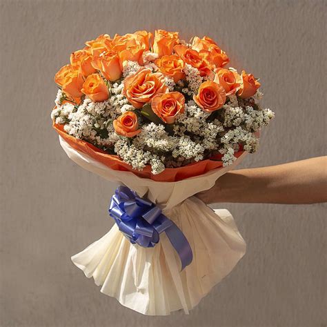 Hand bouquet of 20 orange roses and limonium - Ovenfresh