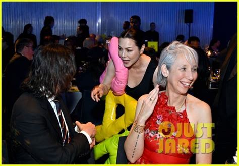 Keanu Reeves & Girlfriend Alexandra Grant Hug & Kiss at MOCA 2023 Gala: Photo 4920914 | Keanu ...