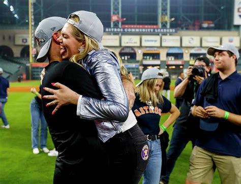 Kate Upton, Astros' Justin Verlander celebrate ALDS win on the field