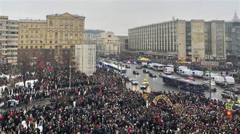 In pictures: Tens of thousands gather for pro-Navalny protests - BBC News