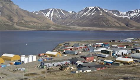 THE WORLD GEOGRAPHY: Svalbard Population - 2500 People and 3000 Bears