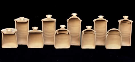 Great examples of lids! Pottery Jars, Pottery Tools, Ceramics Ideas Pottery, Ceramics Projects ...