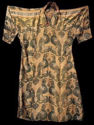 Silk samite robe. 8th-11th century C.E. (date uncertain). | Clothes, Century clothing ...