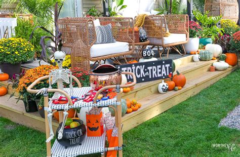 Outdoor Halloween Movie Night Idea | Halloween Outdoor Activities