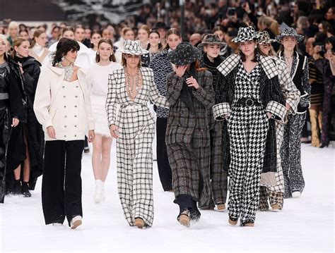 Chanel Pays Tribute to Karl Lagerfeld at Paris Fashion Week Show