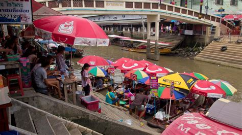 A Visit to the Amphawa Floating Market